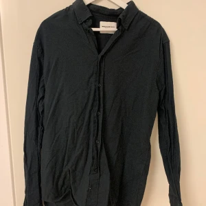 These Glory Days skjorta - These Glory Days skjorta. Oanvänd.  Obs: Mörkgrön färg om otydligt på bild.