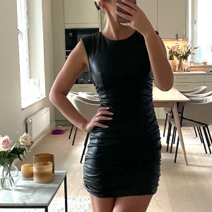 Klänning i skinnimitation från zara 🖤 - Hur snygg är inte denna klänningen i skinnimitation från zara😍 🖤Nyskick!prislappen sitter kvar. Oanvänd! Storlek XS. Slutsåld på internet. Nypris 399. Säljer för 300 ✨
