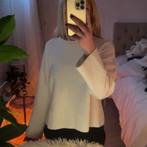 Vit Stickad tröja  - Vit stickad tröja från & other stories