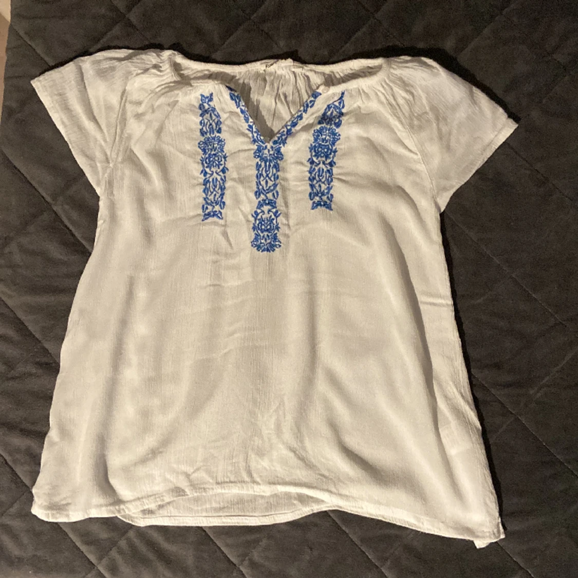 Vit blus med detaljer🤍