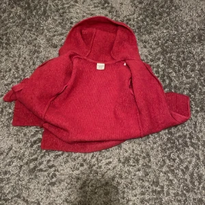 Kofta - Stickad suuuperskön kofta med vikta ärmar och  Snygga fickor  116-122 men passar även mig med lite korta ärmar jag är 140 