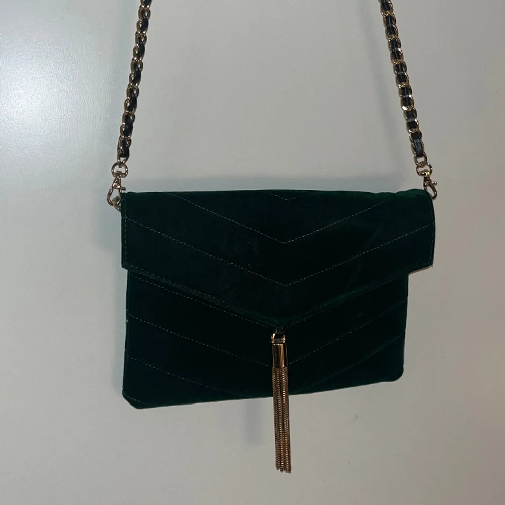 Fin mörkgrön sammetsväska från Gina Tricot som jag har använt 2 gånger. Är i nyskick. . Väskor.
