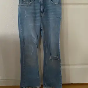 Detta är ett par jeans som är designad med ett hål i ett ben. Jag hade inte så bra bild på dom här jeansen så skriv för bättre bilder. Dom är i stolek 36. Har inga skador. Byxorna är ifrån Gina tricot.