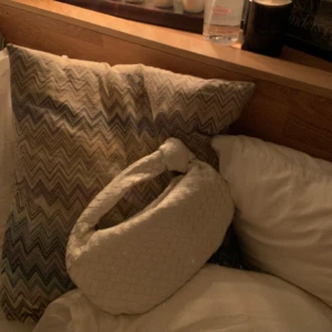 Bottega veneta  - Säljer denna betega venetta inspirerande väska som är perfekt till cest eller vardag!