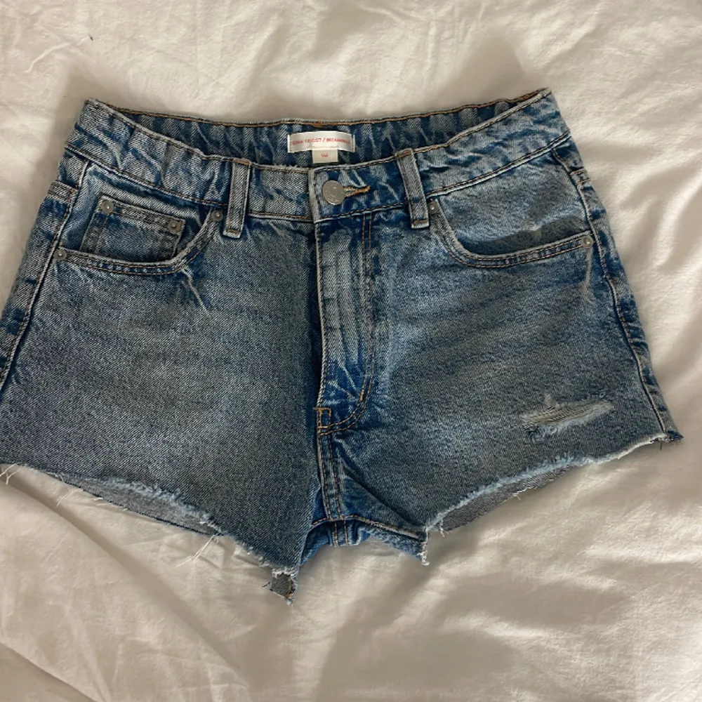 Blå jeansshorts som är super bra till sommaren 🤩de är använda fåtal gånger ❤️de är i storlek 146 men passar nästan mig som har 164-170 ❤️. Shorts.