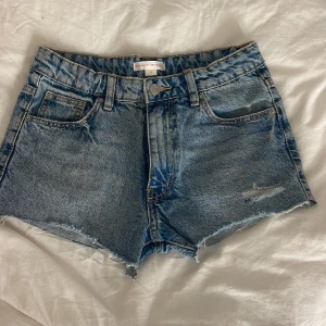 Jeansshorts  - Blå jeansshorts som är super bra till sommaren 🤩de är använda fåtal gånger ❤️de är i storlek 146 men passar nästan mig som har 164-170 ❤️