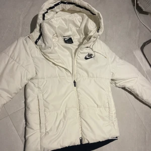 Nike jacka  - Riktigt fin vit Nike jacka 💗perfekt till vintern då den är tjock ❄️super bra skick men ändå välanvänd… alltså super kvalite ❤️nypris ca 1100kr ❤️