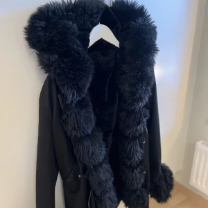 Pälsjacka  - Svart pälsjacka, passar mig som är en S/M.  Frakt tillkommer.  Pris: 500kr  En knapp på ärmen saknas, därav priset!  Fake päls