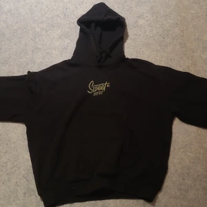 Sweet sktbs hoodie - storlek medium Säljer för att den inte kommer till användning längre köptes för 700 säljer för 100