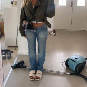 Levis jeans 570 - Väldigt lågmidjade jeans från Levis modell 570. Jag är 170cm. RAKA OCH LÅNGA 