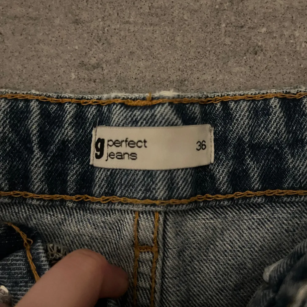 Superfina byxor från Gina tricot, knappt använda så dom är i superbra skick . Jeans & Byxor.