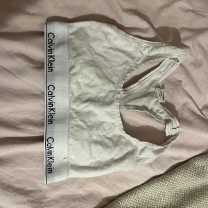 Calvin Klein topp - Säljer två Calvin Klein toppar. En vit och en grå. En för 100, två för 170! Använda ca 3 gånger vardera. 