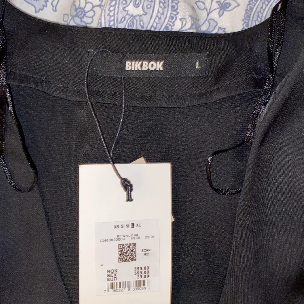 Så fin blus från Bikbok  Säljer pga att den inte blivit använd. Stl. L men känns som en M Nypris 400 kr men jag säljer endast för 200!!. Blusar.