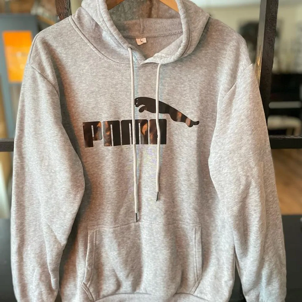 Snygg grå hoodie från PUMA i gott skick. Storlek L men är väldigt liten i storleken, mer som en XS-S. Hoodies.