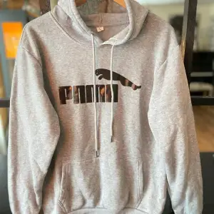 Snygg grå hoodie från PUMA i gott skick. Storlek L men är väldigt liten i storleken, mer som en XS-S