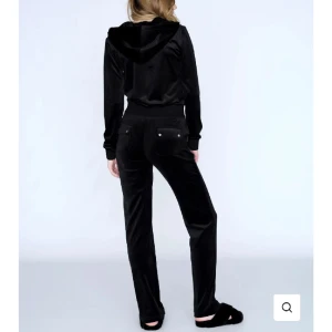 juicy couture hoddie och byxor !! - köpt hela sättet för 2500 men säljer för 900, du kan även köpa antingen bara byxorna för 400 eller tröjan för 500❤️ priset kan även diskuteras eftersom ja har haft sättet ett tag ( men det är inga skador på plagget) kom privat för bilder🥰