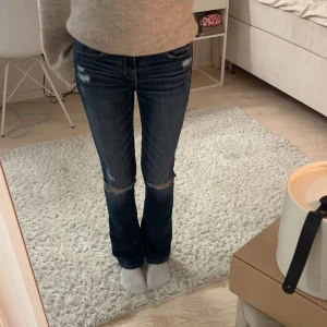 Skit snygga lågmidjade jeans  - Säljer dessa skit snygga low waist jeansen. Det är lite boot cut och alltså inte skinny!❤️Är i jätte bra skick
