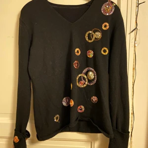 Tröja med paljetter  - Svart tröja med cirklar av paljetter och pärlor🩷🖤 passar s-m