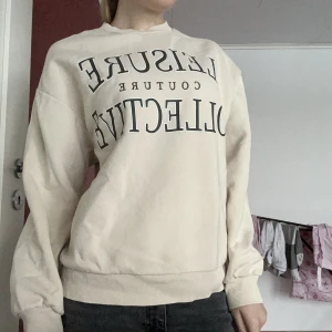 Beige ginatricot sweatshirt - Säljer denna sweatshirt då den inte kommit till användning på ett tag🤎 