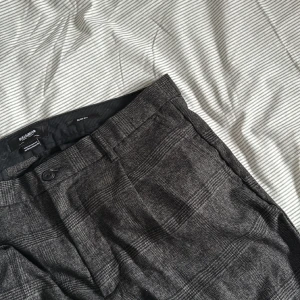 Kostymbyxor - Kostymbyxor från PULL&BEAR. Storlek 46. Slim fit. Tyvärr har den en fläck på nedre delen av byxan. Inga skador.