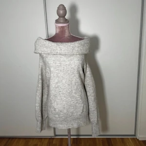 Shoulder off sweater  - Off shoulder tjock tröja som sitter ganska oversized. Man kan styla tröjan på olika sätt med hjälp av några säkerhetsnålar. Skriv gärna för fler bilder eller information 