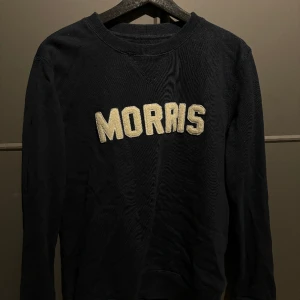 Morris tröja - En oanvänd Morris sweatshirt. Marinblå med vitt tryck.