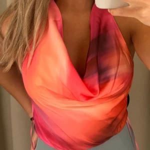 Topp bikbok - Topp från bikbok i storlek XS. Aldrig använd så är i superbra skick! Öppen i ryggen och passar även S eftersom man kan knyta den i ryggen.