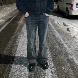 Flared jeans - Ett par Flared/bootcut jeans från Zara. I bra skick, inte använda många gånger. Storlek 42. Dessa är omsydda för en snyggare och mer flare fit. Dem är även uppsprättade längst ner för lite snygga detaljer. Dam modell men passar herr också.