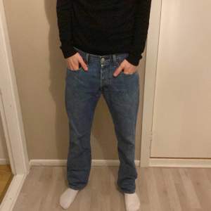 Mörk blåa Levis jeans model 501 sälj för att dem inte är riktigt min stil längre.