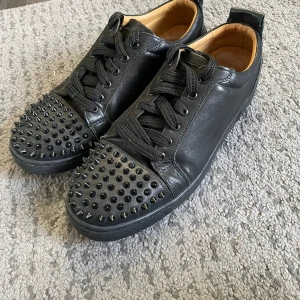 Louboutins - bra skick! - Säljer nu mina älskade louboutins som är i väldigt bra skick! Köpte de här på plick i somras och har använts varsamt sedan dess. 