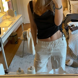 Linnebyxor  - Linnebyxor från arket i beige. Så fina!!