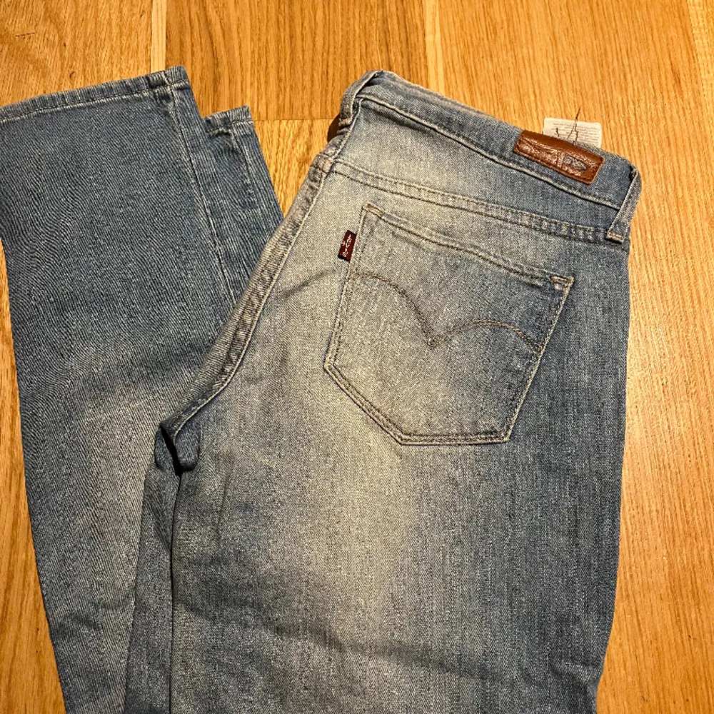 Ljusblå levis jeans  Skinny med raka ben och låg midja. Använda men bra skick. W26 L32 Inköpta på Carlings. Jeans & Byxor.