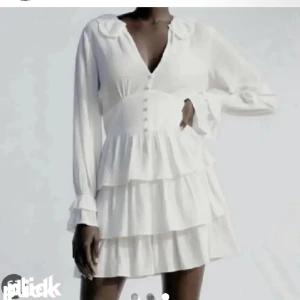 vit klänning - i nyskick, liten i storleken 💕💕