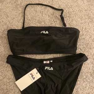 Helt ny fila bikini - Helt ny fila bikini med lappen kvar! Supersnygg bikini, med knäppe där bak och justerbara band. Säljer den då jag köpte den i fel storlek. Kontakta mig för mer info🩷😇