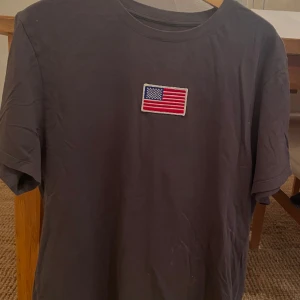 Två t-shirt paket - Båda t-shirtsen är i storleken L