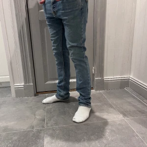 Nudie jeans Grim Tim - Säljer nu dessa skitsnygga Nudie jeans i modellen Grim Tim. Han på bilden är 175cm lång och väger 65kg. Kontakta mig mer än gärna om du har frågor eller funderingar!💥💥⚡️