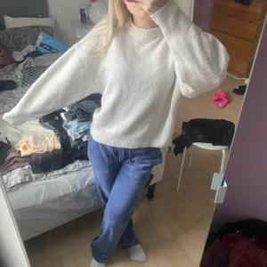 Vit stickad tröja  - Helt vanlig vit stickad tröja från hm jätte fin men kommer inte till användning ❤️