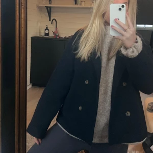 Kappa från Mango  - Säljer nu denna fina kappan från Mango! Är från barnavdelningen, men passar mig som brukar ha xs/s. Varsamt använd! Skriv för frågor 😊