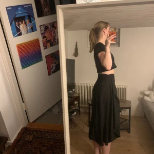 Gina tricot kjol - Svart omlott kjol från Gina tricot i storlek 36, funkar som fler storlekar eftersom man själv knyter kjolen med hjälp av band. Säljer för 100kr