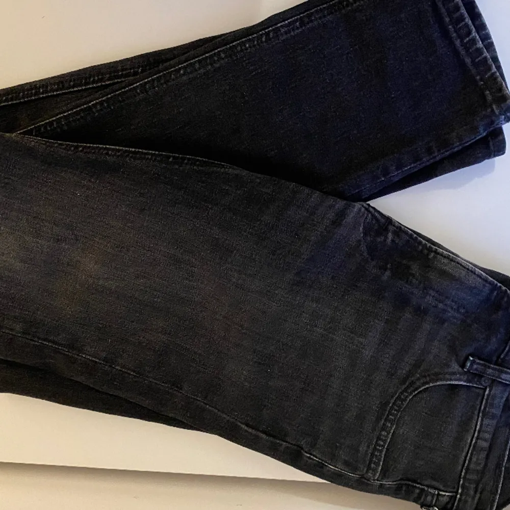 Snygga och grisch slim fit jeans i utmärkt skick!🙌 Säljer då de sitter lite tajt på mig. Nypris 1000kr , mitt pris 295kr. Tveka inte och höra av dig om du har några frågor, pris går alltid att diskutera💛. Jeans & Byxor.