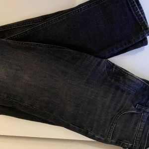 Lee Luke jeans  - Snygga och grisch slim fit jeans i utmärkt skick!🙌 Säljer då de sitter lite tajt på mig. Nypris 1000kr , mitt pris 295kr. Tveka inte och höra av dig om du har några frågor, pris går alltid att diskutera💛