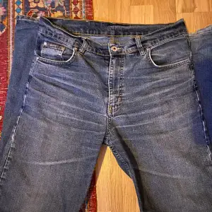 Jeans från Hugo boss köpta secondhand. gissar att det är strl 38 då jag brukar ha det💘skriv om du har frågor:) de saknar den biten man håller i på gylfen (sista bilden), därav billigare. Den går forfarande att dra upp!
