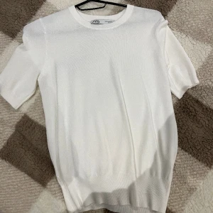 Finstickad tshirt från zara⭐️ - Supersnygg finstickad tröja som tyvärr aldrig kommit till användning 😕 Köpt för ca 400kr så säljer för 300kr 💕⭐️