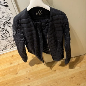 D brand Vår  jacka i L  - D brand vårjacka i storlek Large   Pris 300 kr 