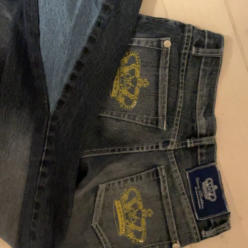 Intressekoll på mina Victoria Beckham jeans. Har själv gjort jeansen bootcut! Säljer bara för ett bra pris då jag är osäker på om jag vill sälja🙌köparen står för frakt . Jeans & Byxor.