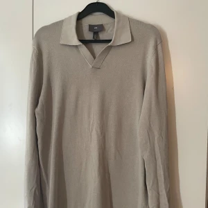 H&M Pikétröja - En långärmad beige pikétröja från H&M | Gjord av 100% bomull | Står storlek Small men passar även Medium | Mycket bra skick 👍  Kolla in min profil för fler pikétröjor, skjortor och annat till bra pris!
