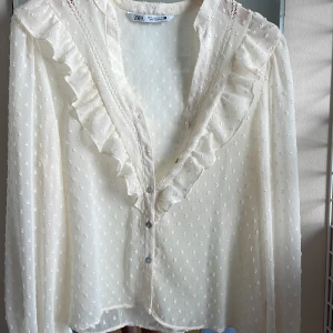 Zara blus  - Säljer denna super dina blus, den har två små fläckar men som inte syns så mycket! Se sista bilden ❤️❤️