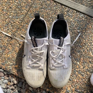 nike vapomax - säljer mina vapormax då det inte har kommit till andvändning. skick 9/10 då det inte har andvänds, pris kan diskuteras.