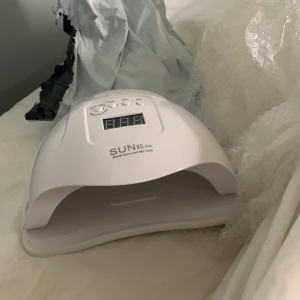 UV lampa - Säljer denna helt nya UV lampa då jag fick en efter jag beställde denna. Lampan är helt ny och oanvänd. 