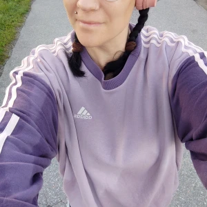 Adidas tröja nyskick  - Lila nyskick stl L 300kr  
